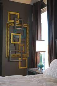 Mastering The Master Bedroom Layered Frame Gallery Wall Makely Idee Di Arredamento Arredamento Cornici Decorazioni