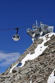 Un viaggio affascinante tra i panorami più emozionanti del mondo. Skyway Monte Bianco Moderna Funivia Per Ammirare Il Tetto D Europa