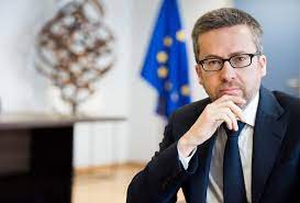 Nesta iniciativa, o comissário europeu visita «algumas das cidades portuguesas mais inovadoras e ativas na produção científica». Carlos Moedas O Comissario Dos Afectos Revista Bica