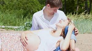 Lesen sie, wie sie trotz des wachsenden bauches in der schwangerschaft eine für sie angenehme stellung beim sex finden können. Sex Wahrend Der Schwangerschaft Babywelten Ch