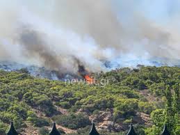 Σύμφωνα με την ενημέρωση της πυροσβεστική η φωτιά καίει στην περιοχή ρουμουντί και προς το παρόν δεν υπάρχει σαφής εικόνα. Ane3elegkth H Fwtia Sthn Keratea Ekkenwnetai H Anabyssos Sta Prwta Spitia H Fwtia Pics Video