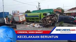 Kecelakaan Beruntun Tiga Kendaraan Di Jalan Pantura Cirebon Sindonews Video