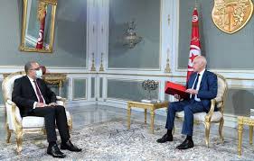 إما القبول بالحوار أو الذهاب لانتخابات مبكرة تونس تمر بأزمة سياسية إثر الخلافات بين قيس سعيد ورئيس الحكومة هشام المشيشي Ø³Ø¹ÙŠØ¯ ÙŠÙˆØ¨Ø® Ø§Ù„Ù…Ø´ÙŠØ´ÙŠ Ø£Ù…Ø§Ù… Ø§Ù„Ø¹Ù„Ù† Ù‡Ù„ Ù‡ÙŠ Ø¨Ø¯Ø§ÙŠØ© Ø§Ù„Ù‚Ø·ÙŠØ¹Ø© Ø¨ÙŠÙ† Ø§Ù„Ù‚ØµØ¨Ø© ÙˆÙ‚Ø±Ø·Ø§Ø¬ Ø§Ù„Ù…ÙŠØ§Ø¯ÙŠÙ†