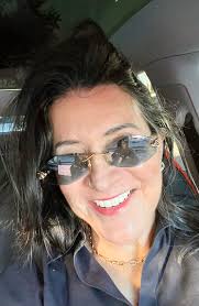 If you see someone without a smile, give them yours." -🩷 Dolly Parton.