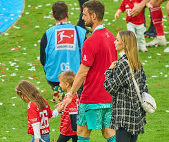 Sven Ulreich has announced that his son Len passed away a few weeks ago  after a long and serious illness. We are wishing a lot of strength to the  family in this