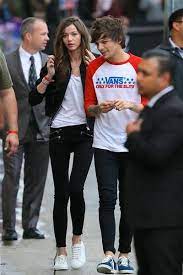 Louis tomlinson and longtime gf eleanor calder may not be engaged yet — but that doesn't mean wedding bells aren't in their future at all. Celebrity News Photos Gossip Eleanor Calder Outfits Eleanor Calder Style Louis And Eleanor