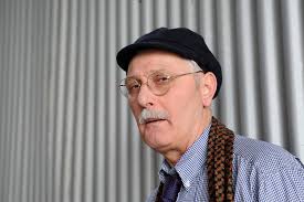 Antonio pennacchi si dedica alla politica sin da giovanissimo, ma, a differenza dei fratelli, che aderiscono tutti a organizzazioni di sinistra, si iscrive al movimento sociale italiano. Qkkwngdphxgobm