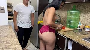 Encontre a mi Madrastra Cocinando en Cacheteros con su Enorme Culo y Me  Quede Para Ayudarla - Mi Hijastro Tuvo una Ereccion Cuando Vio mi Cu