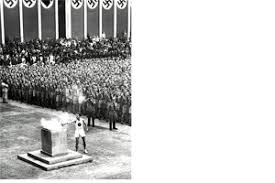 Il punto culminante dei festeggiamenti fu durante l'ingresso nello stadio di un tedoforo che reggeva la fiaccola accesa a olimpia e arrivata, dopo un viaggio di 3.075 km per tutta l'europa, a berlino, grazie a staffette che avevano. Olimpiadi 1 Agosto 1936 80 Anni Fa I Giochi Di Hitler In Germania Corriere It