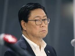 Scandal Links Retiring MTR Chief to K Wah Chairman