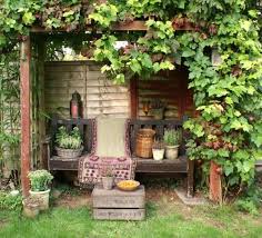 Rustikale Deko Im Garten 35 Reizvolle Ideen Fur Mehr Naturlichkeit Und Gemutlichkeit In 2020 Gartendekoration Garten Gestalten Im Freien
