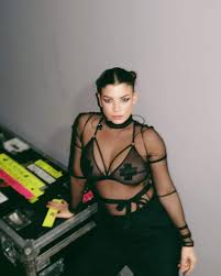 Emma Marrone come Madonna: look nudo e croci sui capezzoli sul palco del  club tour