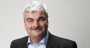 Faktum är att det ord som fått hans namn juholtare säger rätt mycket om hur han varit som partiledare och hur han har setts av folket. Hakan Juholt Hakanjuholt Twitter