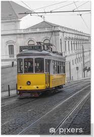 Een ritje met de iconische tram 28 is een leuke manier om lissabon en haar vele bezienswaardigheden te ontdekken. Poster Gele Tram Lissabon Portugal Pixers We Leven Om Te Veranderen