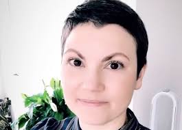 Desperate to save his marriage, a dimwitted, alcoholic stuntman sets out to prove his worth to his estranged wife by meeting her crazed ultimatum: Linda Hakeboom Mijn Lichaam Heeft Het Moeilijk