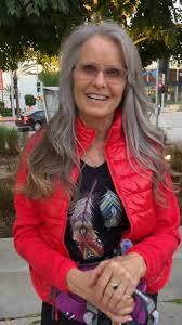 At age 88 Marilyn could do a plank for 2 minutes! How about you? 😜Join me  this Saturday and do the “Marilyn Plank Challenge” including other strength  training exercises. Just go to