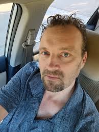 Daniel Rush (@mrbrwneyes)