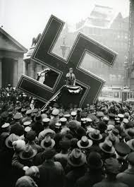 Mit dem beginn von hitlers reichskanzlerschaft wurde in den nachfolgenden wochen die bis dahin seit 14 jahren bestehende weimarer republik faktisch aufgelöst und die totalitäre. Lemo Kapitel Ns Regime Etablierung Der Ns Herrschaft