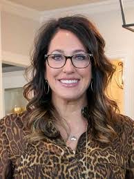 Lori Hinderliter's Instagram, Twitter & Facebook