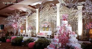 White and gold is the choice for decoration. Luxury Wedding Stage Decoration