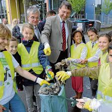 Kinder beteiligen sich an der Aktion „Sauberhafter Schulweg“