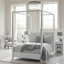 Una camera da letto a baldacchino è adatta solo per una stanza spaziosa, in quanto un'aggiunta tessile riduce visivamente lo spazio disponibile. Letto A Baldacchino Come Arredare La Camera Da Letto