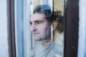 Retrato de 40 a 50 hombre triste y preocupado que parece frustrado y  desesperado en el estrés y la expresión de la cara pena aislado — Foto de  stock #173997420 © focuspocusltd