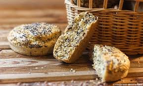 Ketofacile Posted To Instagram Petits Pains Ou Buns Aux Graines Keto Avec Cette Recette Le Regime Cetogene Devient Fa Low Carb Buns Rezepte Gesund Abnehmen