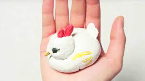 Étalez la pâte avec un rouleau à pâtisserie ou un verre. Fabriquer Une Poule En Pate A Sel Youtube