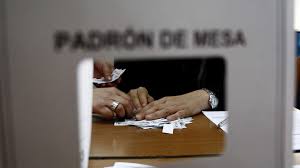 Largas filas se registraron en diferentes locales de votación durante la. Estos Son Los Famosos Que Les Toco Ser Vocales De Mesa En Las Elecciones Municipales Fmdos