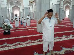 Ibnu abbas lahir tiga tahun sebelum ketika rasulullah meninggal dunia, ibnu abbas mengarahkan dayanya untuk menggali ilmu dari para sahabat nabi. Ziarah Ke Makam Dan Masjid Abdullah Bin Abbas Di Thaif Ihram