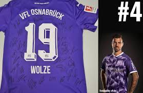 Das einzige, was etwas stört, ist der trikotsponsor, finde ich. Auktion Original Trikot Von Kevin Wolze Mit Unterschriften Vom Ganzen Team Die Fanabteilung Des Vfl Von 1899 E V Osnabruck