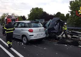 Sul posto la polizia stradale per i rilievi. Incidente Sul Ponte Dell Autostrada Un Auto Ribaltata