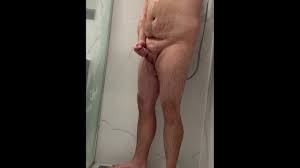 Oso gordito masturbándose su lindo pene de 4 pulgadas en la ducha