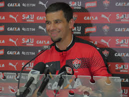 O atleta provocou a torcida perguntando ironicamente se eles estariam tristes. Apresentado Andre Lima Espera Reescrever Uma Nova Historia No Vitoria Bahia No Ar