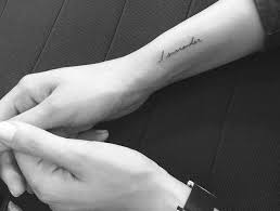 52 Tolle Ideen Und Bilder Zum Thema Tattoo Schriften Handgelenk Tattoo Schrift Handgelenk Tattoo Schrift Schrift Tattoos