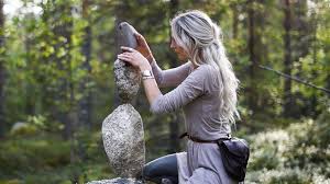 Because monks, those rascals, tend to make stacks of stones, in preference to peeling potatoes or cleaning out the latrine. The Art Of Balancing Stones Youtube