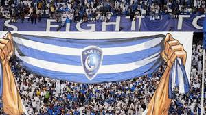 جماهير الهلال وأوراوا يلتقطون الصور التذكارية