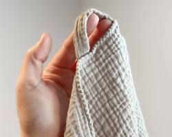 person choosing a towelの画像