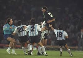 Transmision de la television chilena, sobre la semifinal del mundial de futbol de 1990, entre la alemania (federal) e inglaterra, en julio de 1990. La Postal Del Vestuario De Italia Tras Perder Ante Argentina En 1990 Desilusion Enorme Tyc Sports