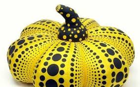 Yayoi kusama was born in 1929, a remarkable figure of japanese feminist art and outsider art (art brut). Lot Art Yayoi Kusama Love Is Calling Cube
