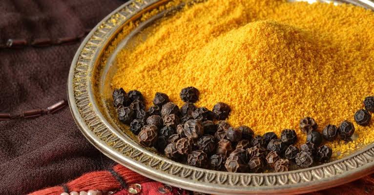Cúrcuma y pimienta negra: una combinación con respaldo científico, generada por IA