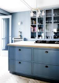 Wandfarbe Taubenblau Kueche Kochinsel Holz Arbeitsplatte Industirelle Pendelleuchte Blaue Kuchenwande Farben Fur Kuchenwande Holzkuchenschranke