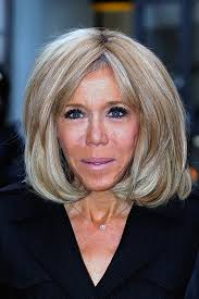 French president emmanuel macron has described his brazilian counterpart jair bolsonaro as extremely disrespectful after the south american leader appeared to mock his wife, brigitte macron, in a facebook post. Brigitte Macron Zoom Sur Le Prix De Son Luxueux Sac A Main Pour Le Vote Au Touquet