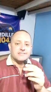 Sonando "Bonita", de los Hermanos Ramírez Del Tesoro en Cordillera 104.7fm.  EL TEMPLO DE LA MUSICA CAMPESINA EN MERIDA.