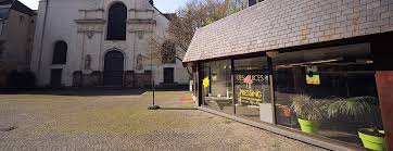 Sachez par ailleurs que le prix de la location comprend généralement le passage au pressing qui est effectué lors du retour. Nettoyage De Votre Robe De Mariee A Rennes La Lavandiere Des Lices