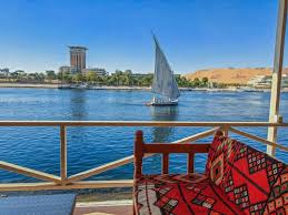 تقع المدينة على الضفة الشرقية لنهر النيل. Ø´Ø§Ù‡Ø¯ 35 ØµÙˆØ±Ø© ØªØ¬Ø³Ø¯ Ø¬Ù…Ø§Ù„ Ø§Ù„Ø·Ø¨ÙŠØ¹Ø© ÙÙ‰ Ø£Ø³ÙˆØ§Ù† Ø§Ù„ÙŠÙˆÙ… Ø§Ù„Ø³Ø§Ø¨Ø¹