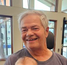 Can someone edit this photo to remove the wheelchair?