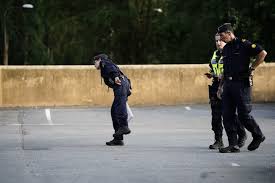En polis har knivhuggits vid en insats i angered i göteborg. Stabilt Tillstand For Skjuten Man I Goteborg