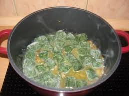 نتیجه تصویری برای خورش آلو اسفناج با مرغ